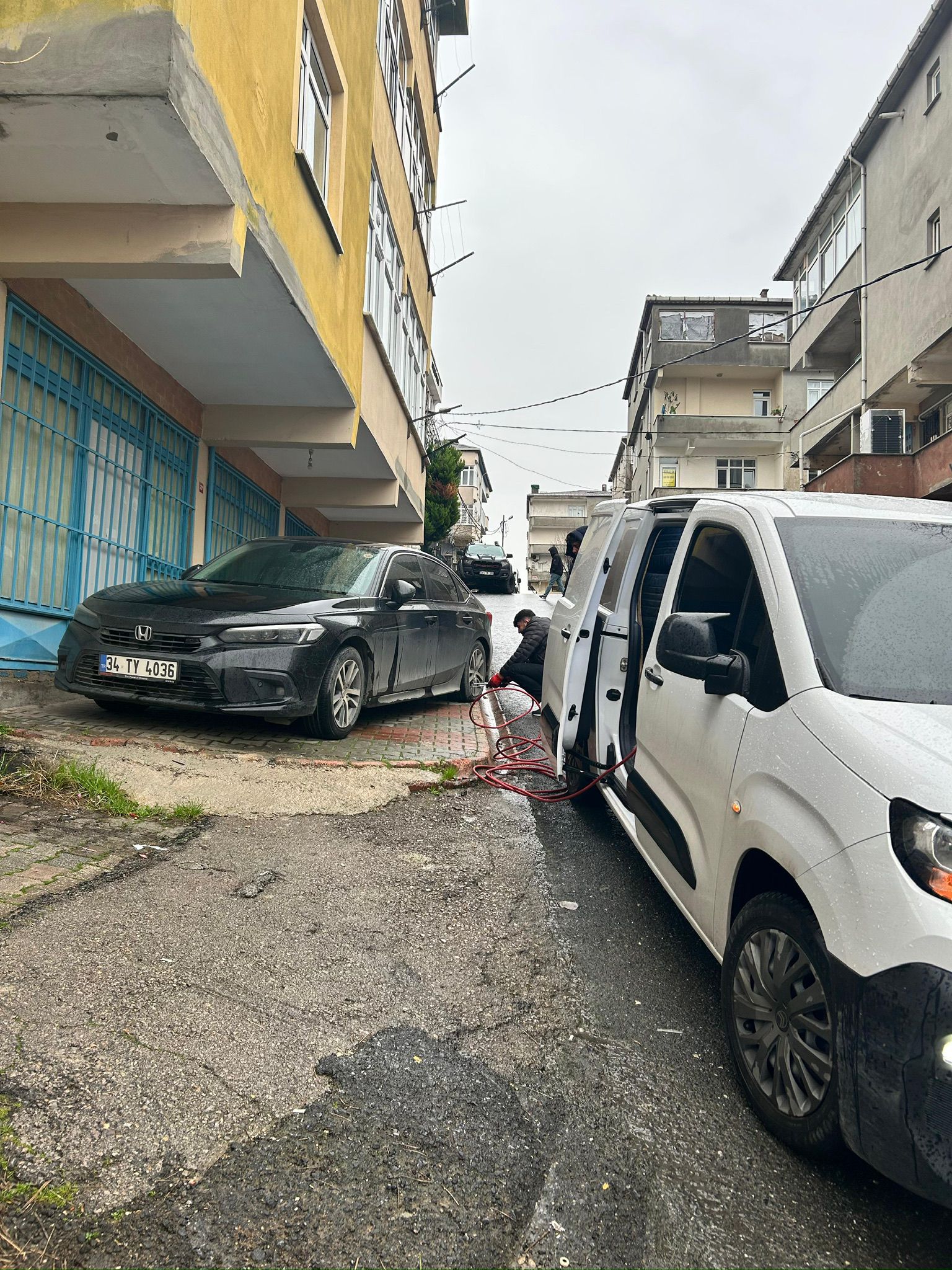Mobil lastikçi ekibi çalışması